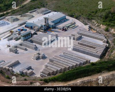 Veduta aerea del sito industriale Marshalls Maltby, con grandi magazzini e blocchi di cemento organizzati vicino a una cava di Maltby, in Englan Foto Stock