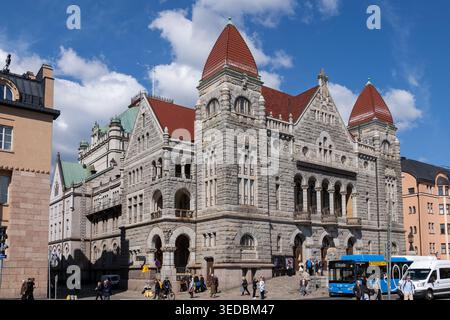 Helsinki, Finlandia - 16 maggio 2025: Teatro nazionale finlandese (Suomen Kansallisteatteri) nel centro della città. Foto Stock
