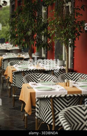 Terrazza con caffè all'aperto con tavoli e sedie Foto Stock
