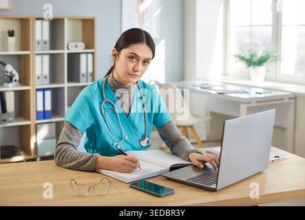 Ritratto di medico donna serio in ospedale ufficio Foto Stock