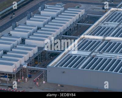 Vista aerea di una struttura di data center iperscala con file di unità di raffreddamento industriali e infrastrutture complesse. Foto Stock