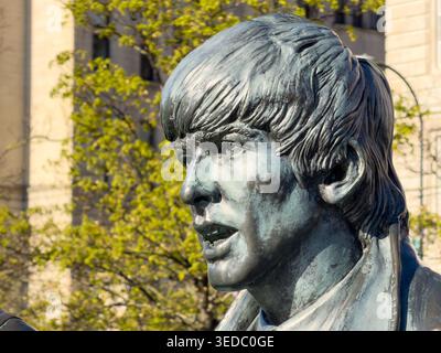 LIVERPOOL, MERSEYSIDE, INGHILTERRA - 19 APRILE 2026: Una dettagliata vista ravvicinata della statua in bronzo di George Harrison, parte del gruppo di statue dei Beatles Foto Stock
