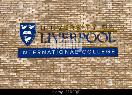 LIVERPOOL, MERSEYSIDE, INGHILTERRA - 16 APRILE 2026: Marchio e segnaletica dell'University of Liverpool International College sull'esterno dell'edificio moderno Foto Stock