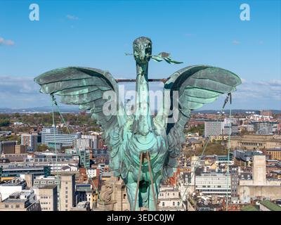 LIVERPOOL, MERSEYSIDE, INGHILTERRA - 19 APRILE 2026: Foto ravvicinata di una delle iconiche sculture di uccelli epatici a Pier Head con lo skyline alle spalle Foto Stock