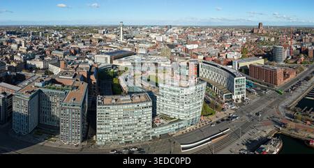 LIVERPOOL, MERSEYSIDE, INGHILTERRA - 19 APRILE 2026: Vista aerea del centro città, The Strand, il quartiere dei negozi di Liverpool ONE con il centro città alle spalle Foto Stock