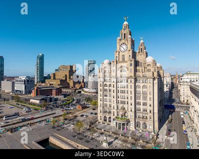 LIVERPOOL, MERSEYSIDE, INGHILTERRA - 19 APRILE 2026: Edificio reale del fegato, monumento storico di grado i, con i famosi Liver Birds, Pier Head Foto Stock