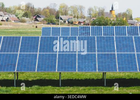 Vista ravvicinata di una fila di pannelli solari installati in una piccola città di campagna in una giornata di sole Foto Stock