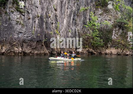 Matka Canyon, Skopje, Macedonia del Nord - 20 aprile 2026: Kayak nel Matka Canyon vicino a Skopje nella Macedonia del Nord durante una giornata di sole Foto Stock