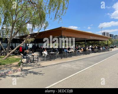 Caffè all'aperto con persone che mangiano al ristorante Beltur a Suadiye. Istanbul, Turchia - 26 giugno 2024. Foto Stock