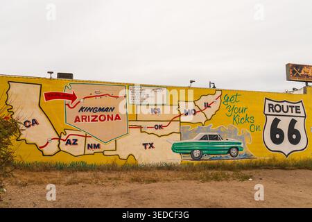 Un colorato murale della Route 66 a Kingman, Arizona, presenta una mappa della storica autostrada, un'auto verde d'epoca e l'iconica "Get Your Kicks on Route 66" Foto Stock