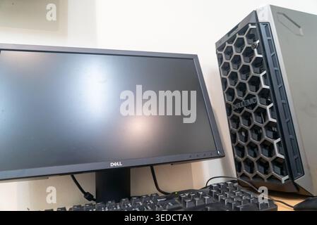 Un'elegante e moderna configurazione desktop con un monitor nero e un'elegante unità tower per computer, ideale per migliorare la produttività in qualsiasi area di lavoro o ufficio domestico. Foto Stock