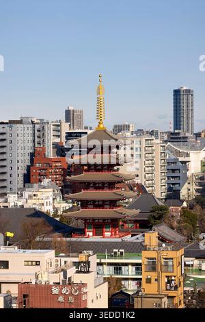 Vista elevata della Pagoda a cinque piani al Tempio senso-ji, famoso tempio buddista nel quartiere di Asakusa, Taito City, Tokyo, Giappone. Foto Stock