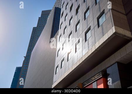 Facciate di alti e moderni edifici in una luminosa giornata di sole nel quartiere di Nagatacho, nella città di Chiyoda, Tokyo, Giappone. Foto Stock