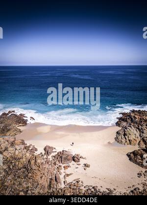 Vista aerea di Injidup Beach con onde turchesi che si infrangono su sabbia bianca e formazioni rocciose aspre a Yallingup, Australia Occidentale, Australia. Foto Stock