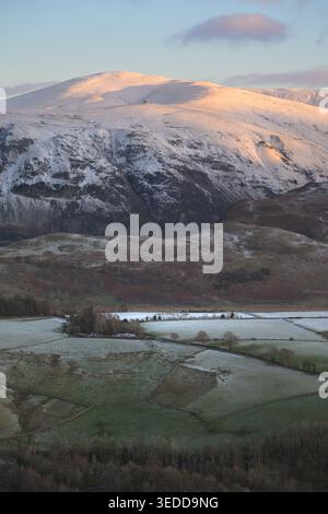 Montagne innevate sopra Castlerigg Stone Circle in un pomeriggio invernale vicino a Keswick nel Lake District, Regno Unito. Foto Stock