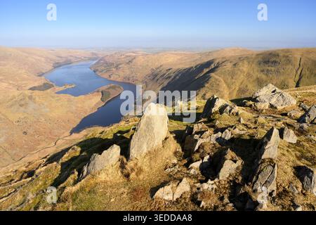 Cieli azzurri e sole sulle montagne con fantastiche vedute di Haweswater, viste da Harter Fell nel Lake District, Regno Unito. Foto Stock