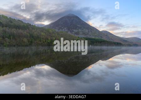 Riflessioni di Grasmoor in una tranquilla mattina di primavera a Crummock Water nel Lake District, Regno Unito. Foto Stock