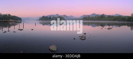 Derwentwater all'alba con ampia vista panoramica dal litorale di Crow Park, Lake District, Regno Unito Foto Stock