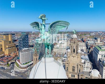 Liverpool, Merseyside, Regno Unito. 04.23.2026 immagine aerea scattata durante la primavera del Royal Liver Building, sul lungomare di Liverpool. 23 aprile 2026 Foto Stock
