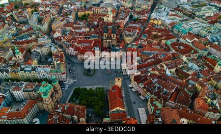 Vista aerea della Piazza della città Vecchia con la Chiesa di nostra Signora prima di Tyn e gli storici tetti rossi sotto la luce soffusa del giorno a Praga, Praga, Czechi Foto Stock
