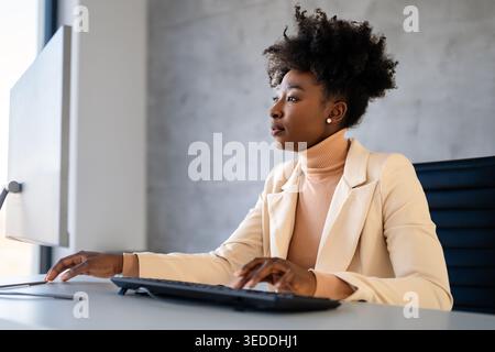Giovane donna d'affari felice di successo che lavora in ufficio aziendale Foto Stock