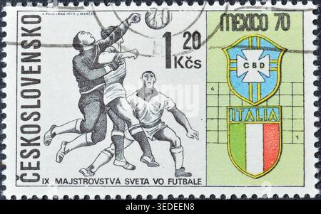 Francobollo cancellato stampato dalla Cecoslovacchia, che mostra partita Brasile - Italia e promuove la Coppa del mondo FIFA 1970 - Messico, circa 1970. Foto Stock