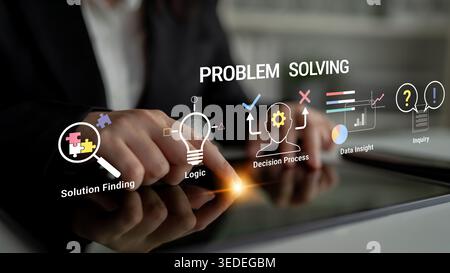 Processo di risoluzione dei problemi con elementi visivi per processi decisionali e analisi dei dati efficaci nell'ambiente aziendale Haptic. Foto Stock