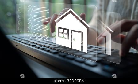 Vista ravvicinata della digitazione manuale sulla tastiera con un'icona della casa digitale e una lista di controllo visualizzati, che simboleggia il processo di gestione immobiliare e. Foto Stock