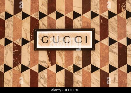 Iscrizione Gucci sull'esterno colorato di un negozio decorato con un motivo geometrico di poligoni il 13 gennaio 2024, a Bangkok, Thailandia Foto Stock