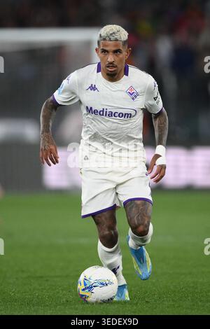 Dodò dell'ACF Fiorentina in azione durante la partita di serie A Enilive tra AS Roma e ACF Fiorentina allo Stadio Olimpico di Roma, Italia, il 4 maggio 202 Foto Stock