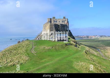 Castello di Lindisfarne sull'Isola Santa al largo della costa di Northumberland nell'Inghilterra settentrionale Foto Stock