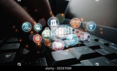 Set di icone di business e servizi digitali che rappresentano finanza, cloud, analisi, e-mail, comunicazione, e-commerce, sicurezza informatica e globale Foto Stock