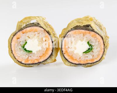 Bicchierino di due involtini di sushi tempura fritti con formaggio cremoso al salmone. Stuzzicanti piatti giapponesi su uno sfondo bianco minimalista. Luce pulita e dai toni alti Foto Stock
