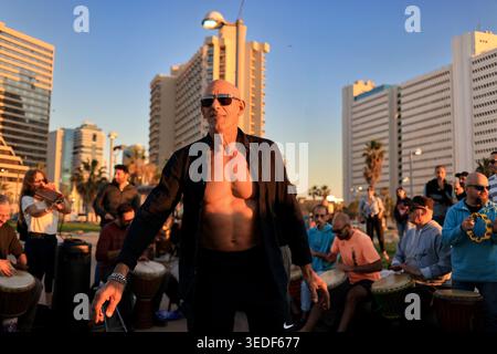 Tel Aviv, Israele - 20 gennaio 2023: Uomo che danza durante il circolo di tamburi del venerdì al Charles Clore Park Foto Stock