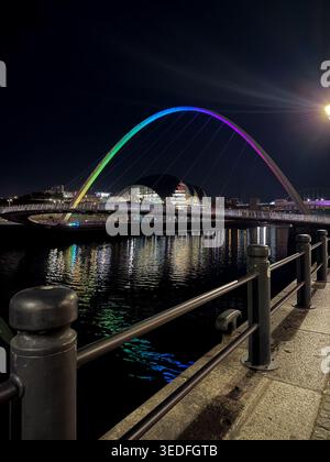 Illuminati Gateshead Millennium Bridge e The Sage di notte a Newcastle upon Tyne Foto Stock