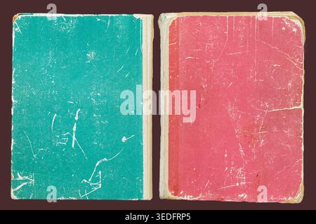 Due copertine di libri usurate con superfici retrò graffiate, tavole rosse e turchesi, angoli danneggiati, spazio vuoto per l'uso nel design. Hardcovers due libri Foto Stock