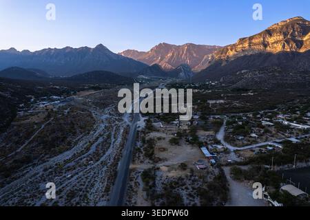 Vista aerea della strada che conduce ai monti la Huasteca al tramonto, Nuevo León, Messico Foto Stock