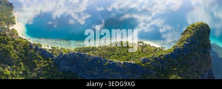 Mari calmi e cristallini bagnano la costa di una splendida isola di El Nido, Filippine. Questa zona panoramica di Palawan è una popolare destinazione turistica. Foto Stock