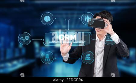 Un professionista si impegna con la tecnologia della realtà virtuale per migliorare la gestione delle relazioni con i clienti in un ambiente di business online, dimostrando Foto Stock