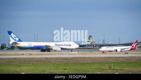 IRVING, USA - 28 marzo 2026: Nippon Cargo Airlines Aircraft Boeing 747-8F e Qantas Airways Dreamliner presso l'aeroporto internazionale di Dallas Fort Worth Foto Stock