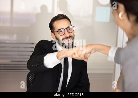 Saluto dei membri del team, inizio del lavoro di squadra e collaborazione Foto Stock