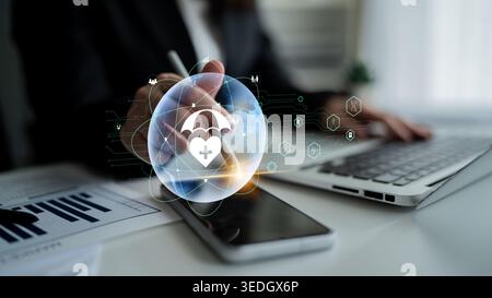 Soluzioni globali di assistenza sanitaria e assicurazione medica per la protezione della famiglia. La tecnologia digitale fornisce l'accesso ai servizi sanitari e alle assicurazioni in tutto il mondo Foto Stock