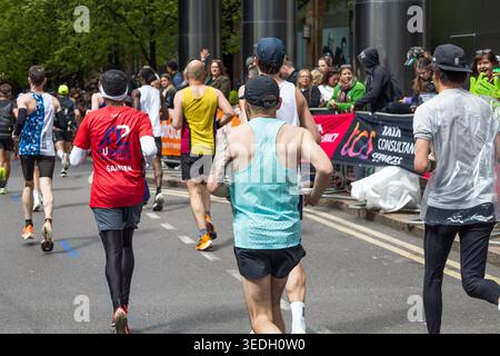 Corridori che gareggiano alla Maratona di Londra 2024 sulle strade della città. Londra, Regno Unito, 21 aprile 2024 Foto Stock
