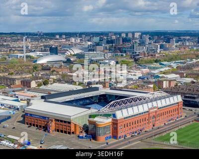 Stadio Ibrox, Glasgow, Scozia. Vista aerea dello stadio iconico del Rangers Football Club all'interno del paesaggio urbano. Foto Stock