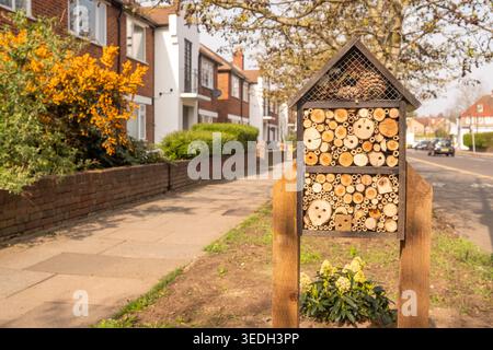 LONDRA - 23 MARZO 2026: RAYNES PARK SW20 - Insect hotel bug House pollinator habitat Residential Street Foto Stock