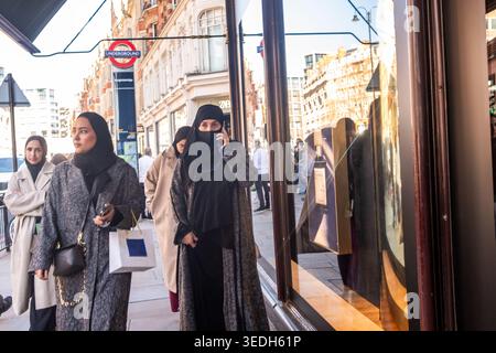 LONDRA - 18 MARZO 2026: KNIGHTSBRIDGE - donne musulmane che fanno shopping hijab Harrods area Brompton Road Foto Stock