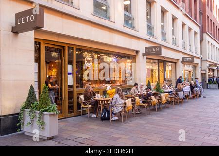 LONDRA - 18 MARZO 2026: KNIGHTSBRIDGE - l'ETO Cafe, posti a sedere all'aperto nell'area di Brompton Road Harrods Foto Stock