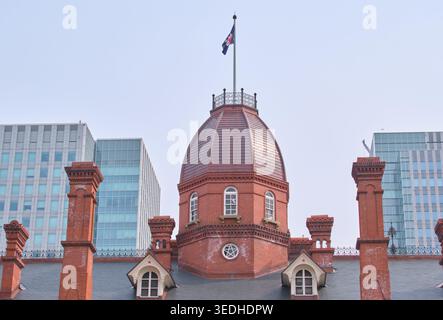 Veduta posteriore dell'ex Ufficio governativo di Hokkaido (Ufficio mattoni rossi) contro i moderni grattacieli, Sapporo, Hokkaido, Giappone Foto Stock