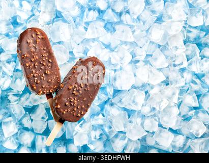 Gelato brulee gelato con papaveri cioccolato al latte ricoperto e noci su ghiaccio. Vista dall'alto. Foto Stock