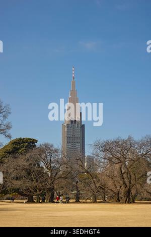 Vista esterna dell'edificio NTT Docomo Yoyogi, grattacielo alto 240 metri, dal Giardino Nazionale di Shinjuku Gyoen a Tokyo, Giappone. Foto Stock